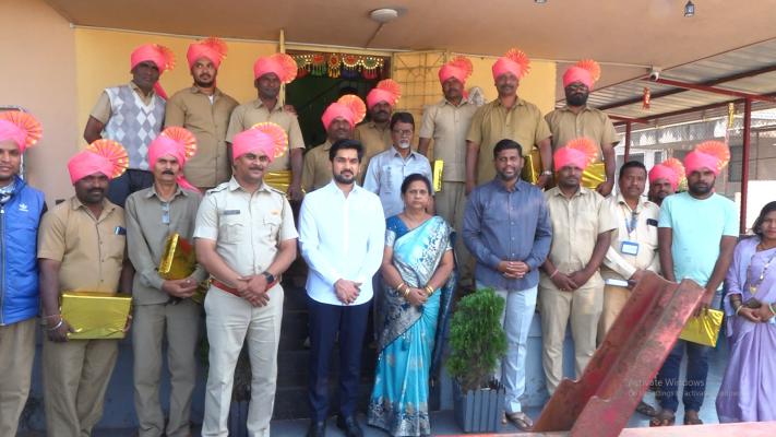 <p>माजी आमदार ऋतुराज पाटील यांच्याकडून स्वच्छता कर्मचाऱ्यांच्या सेवाभावी वृत्तीचा गौरव</p>
