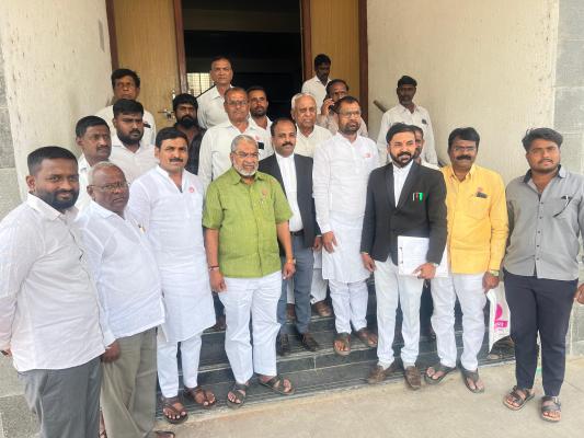 <p>इंदापूर ऊस आंदोलन प्रकरणी २१ आंदोलकांची निर्दोष मुक्तता</p>
