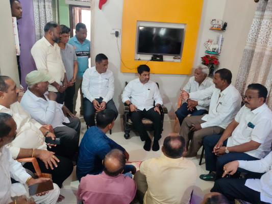 <p>आंबेवाडी तलवार हल्ल्यातील जखमींच्या घरी आमदार सतेज पाटील यांची भेट</p>
