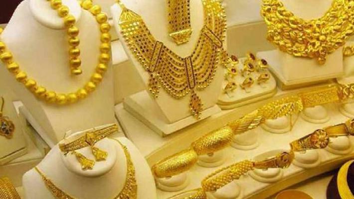 <p>&ldquo;सोन्याची झळाळी ओसरतेय? &lsquo;इतक्या&rsquo; हजारांच्या खाली येण्याचे संकेत&rdquo;</p>
