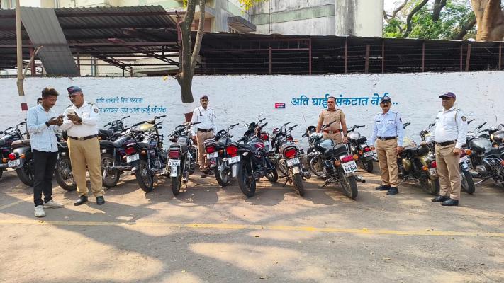 <p>मोटार वाहन कायद्याचे उल्लंघन करणाऱ्या वाहनचालकांविरोधात कोल्हापूरात कारवाईची मोहिम</p>

<p>&nbsp;</p>
