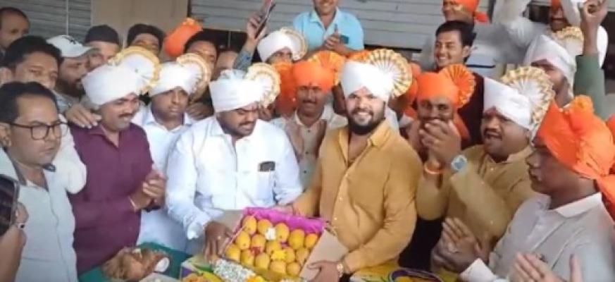 <p>कोल्हापूर कृषी बाजार समितीत रत्नागिरी हापूस आंब्याचा पहिला सौदा</p>
