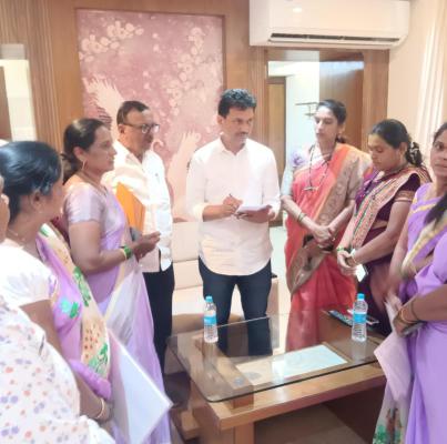 <p>गटप्रवर्तकांच्या प्रलंबित मागण्यांसाठी आरोग्यमंत्र्यांना निवेदन</p>
