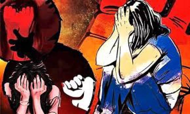 <p>धक्कादायक : 40 वर्षाच्या इसमाकडून अल्पवयीन&nbsp;मुलीवर लैंगिक अत्याचार...कोल्हापुरातून संताप&nbsp;&nbsp;</p>
