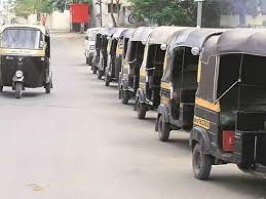 <p>रिक्षा चालकांना नियमांचे पालन करण्याच्या वाहतूक शाखा व आरटीओकडून संयुक्त बैठकीत सूचना; २९ रिक्षांवर कारवाई</p>
