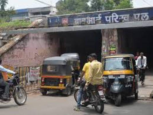 <p>परिख पुल परिसरात वाहतुकीत तात्पुरता बदल</p>
