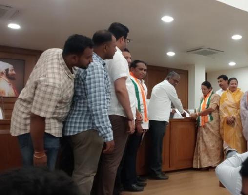 <p>जिल्हा परिषद अध्यक्ष-उपाध्यक्ष पदासाठी महायुती व महाविकास आघाडीचे उमेदवारी अर्ज दाखल</p>
