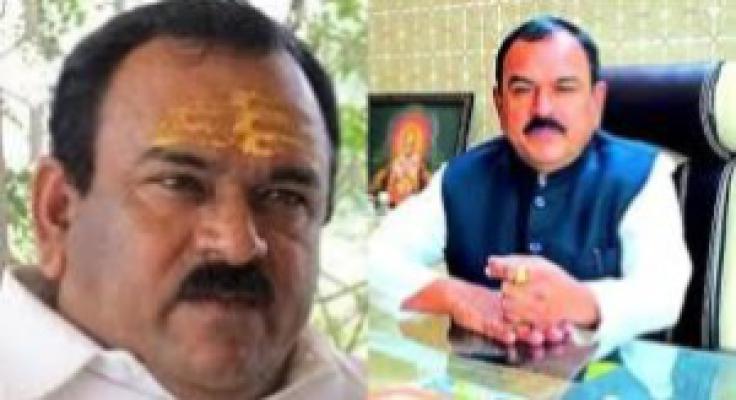 <p>भोंदू अशोक खरात प्रकरणात आयकर विभागाची एंट्री...</p>
