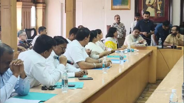 <p>महापालिकेच्या स्थायी समिती सभेत&nbsp;धोकादायक झाडं, वृक्षतोड ठेका, अनधिकृत बांधकामं या विषयांवर&nbsp;चर्चा</p>
