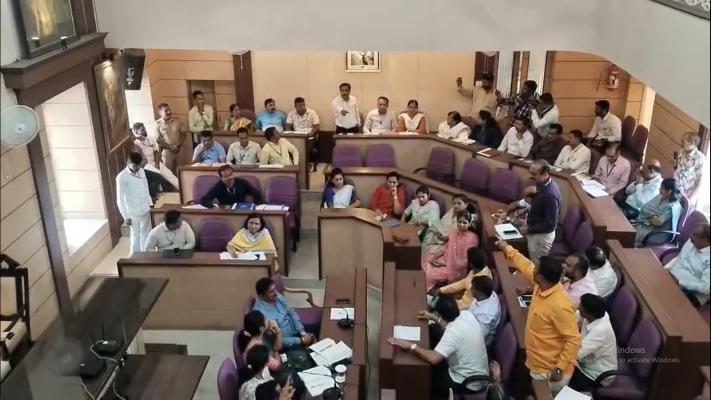 <p>&ldquo;पाणी उपसा 208 एमएलडी, वापर फक्त 60 एमएलडी..! उर्वरित पाणी&nbsp;जातं कुठं?&rdquo; &ndash; कोल्हापूर महापालिकेच्या सभेत पाणी प्रश्नावर खळबळ</p>
