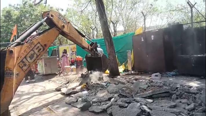 <p>&ldquo;महापौरांचा अतिक्रमणावर &lsquo;हातोडा&rsquo; इशारा; केएसबीपी चौकातील कारवाईवर प्रश्नचिन्ह &ndash; &lsquo;तोंडे बघून कारवाई&rsquo;चा आरोप&rdquo;</p>
