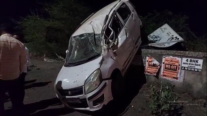 <p>चालकाला वळणाचा अंदाज न आल्यानं मोटार आदळली दगडावर...</p>
