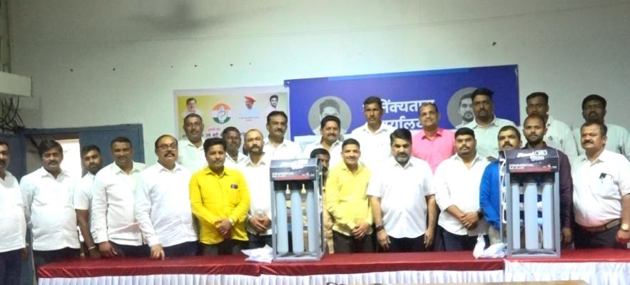 <p>आमदार सतेज पाटील यांच्या वाढदिवसानिमित्त&nbsp;सडोली खालसा जिल्हा परिषद मतदार संघातील शाळांना वॉटर फिल्टरचं वाटप</p>
