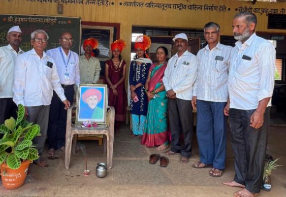 <p>महात्मा फुले जयंतीनिमित्त विद्यार्थ्यांचा सत्कार; मांडेदुर्ग विद्यालयाचा प्रेरणादायी उपक्रम</p>
