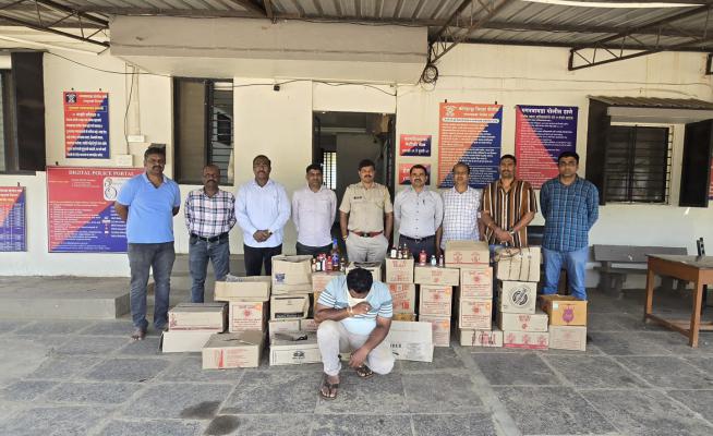 <p>कोल्हापुरात अवैध दारू विक्रीवर पोलिसांची कारवाई; २ लाखांचा मुद्देमाल जप्त, एक जण अटकेत..</p>

