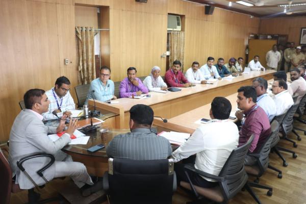 <p>शहर स्वच्छ व सुंदर कसे होईल हि जबाबदारी आपली, शहर स्वच्छतेत सुधारणा न झाल्यास कारवाई : आयुक्त डॉ. राजेंद्र भारुड</p>
