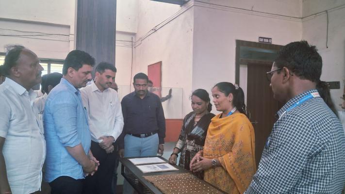 <p>कृषी सहायकांनी प्रत्यक्ष फिल्डवर जावे - पालकमंत्री प्रकाश आबिटकर</p>
