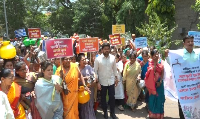 <p>१३ गावांच्या पाणी प्रश्नासाठी आज महाराष्ट्र जीवन प्राधिकरण कार्यालयासमोर घागर मोर्चा...&nbsp;</p>
