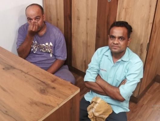<p>माजी नगरसेवकाच्या हॉटेलवर पोलिसांचा छापा; वेश्या व्यवसाय प्रकरणी लाखोंचा मुद्देमाल जप्त</p>
