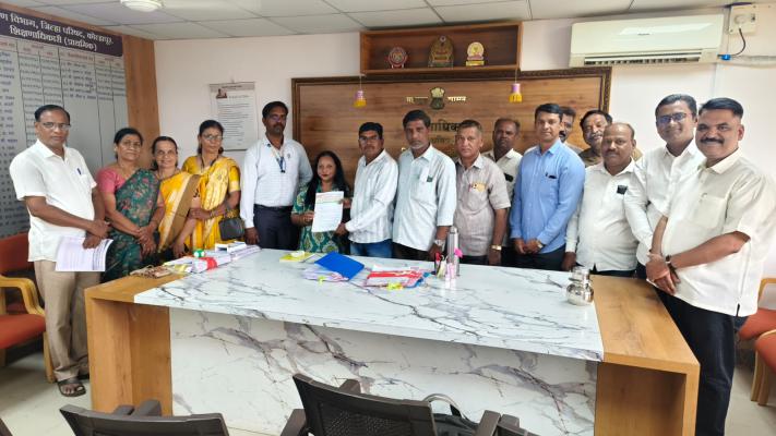 <p>शिक्षकेत्तर कर्मचाऱ्यांची समायोजन प्रक्रिया स्थगित करण्याची मागणी</p>
