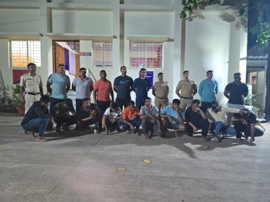 <p>शाहूपुरी पोलिसांची जुगार अड्ड्यावर धाड; ११ जणांवर गुन्हा दाखल</p>
