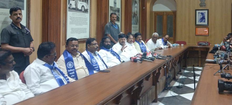 <p>मराठा आरक्षणाला पाठिंबा; एससी-एसटी, ओबीसींवर अन्याय नको : रामदास आठवले</p>
