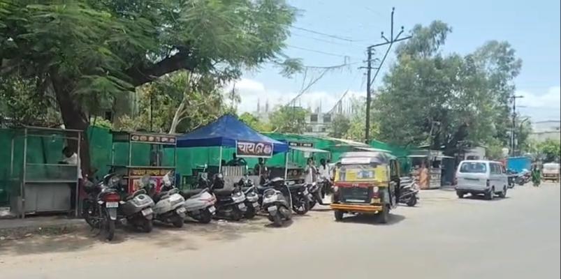 <p>डी. वाय. पाटील हॉस्पिटलसमोरील अतिक्रमणाविरोधात नागरिकांची तक्रार</p>
