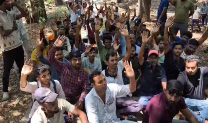 <p>पगाराअभावी सकाळपासून टिपर चालकांचा बेमुदत संप; सर्व गाड्या ठप्प, २०० हून अधिक कर्मचाऱ्यांचा सहभाग</p>
