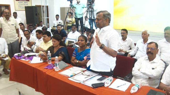 <p>शिक्षकांच्या प्रलंबित प्रश्नांवर कोल्हापुरात आढावा मेळावा</p>

<p>&nbsp;</p>
