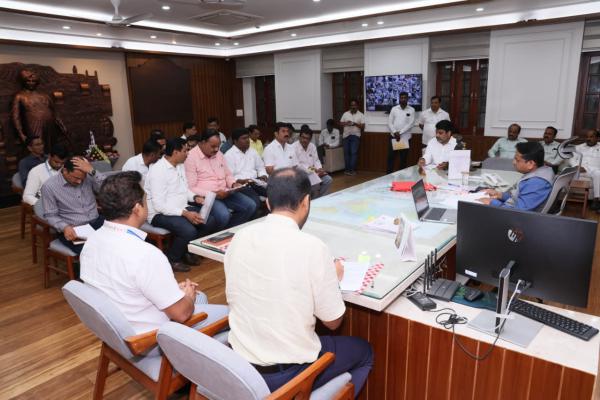 <p>जिल्हाधिकाऱ्यांकडे पेठवडगाव, कुरुंदवाड नगरसेवकांची धाव; विकासकामे, प्रशासनातील अनियमितता आणि पूरग्रस्तांच्या प्रश्नांवर चर्चा</p>
