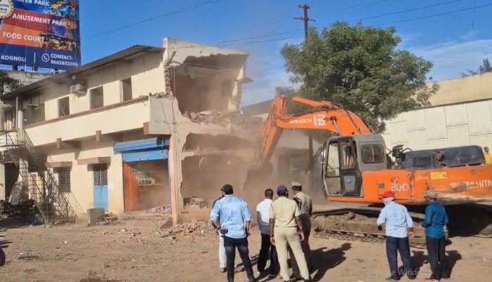 <p>गांधीनगरातील विनापरवाना व्यावसायिक बांधकामांवर महापालिकेची निष्कासन मोहीम सुरू</p>
