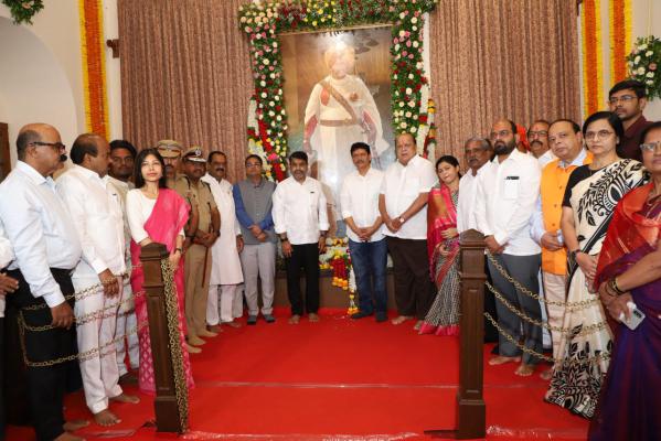 <p>राजर्षी छत्रपती शाहू महाराज जयंतीनिमित्त जन्मस्थळी विविध मान्यवरांकडून अभिवादन</p>
