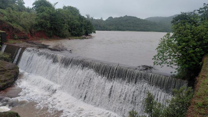 <p>गगनबावडा येथील वेसरफ तलाव १०० टक्के भरला</p>
