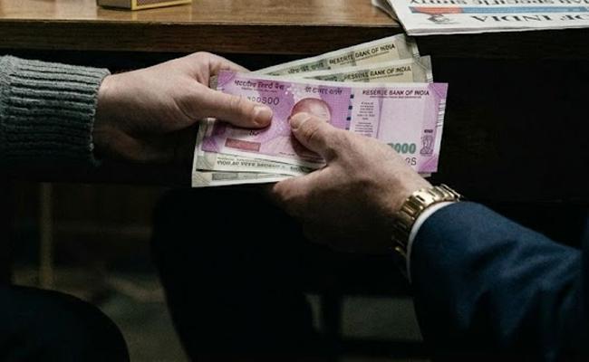 <p>शिरोळ भूमी अभिलेख कार्यालयातील अधिकारी लाचलुचपतच्या&nbsp;जाळ्यात</p>

