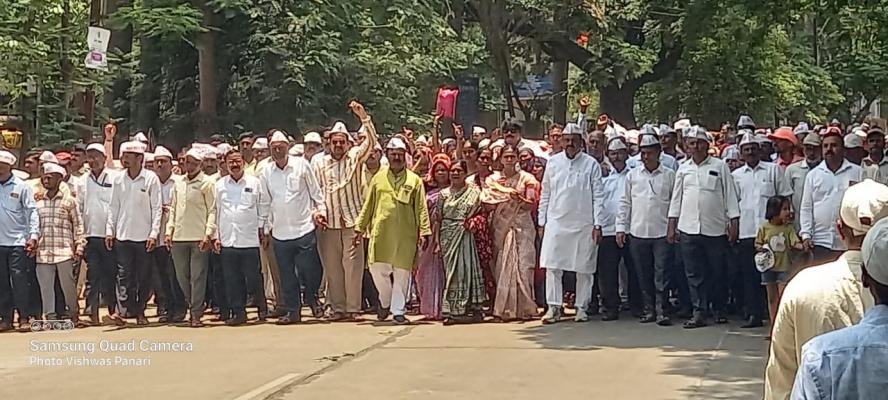 <p>विविध मागण्यांसाठी&nbsp;कोल्हापूर जिल्हाधिकारी कार्यालयावर रेशन बचाव समितीचा मोर्चा&nbsp;</p>
