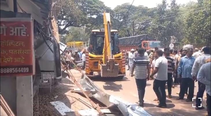 <p>इचलकरंजीत दुसऱ्या दिवशी एएससी कॉलेज परिसरातील अतिक्रमणावर कारवाई...</p>

<p>&nbsp;</p>
