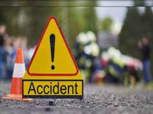 <p>संकेश्वरजवळ टेम्पो आणि मोटारीचा अपघात...</p>
