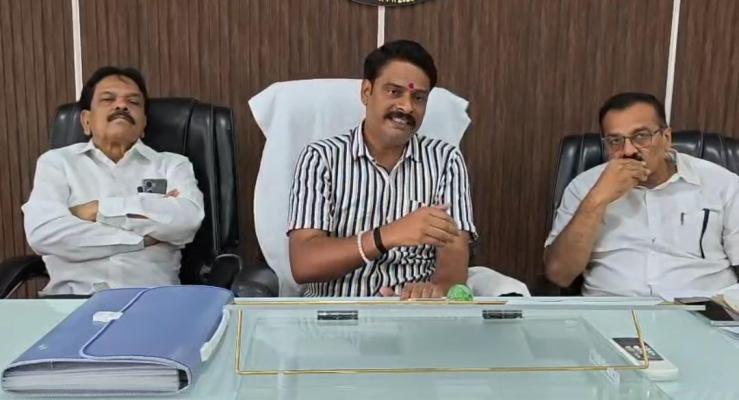 <p>इचलकरंजी महापालिकेच्या स्थायी सभापतींनी राजीनामा द्यावा : विरोधी पक्ष नेते उदयसिंग पाटील</p>
