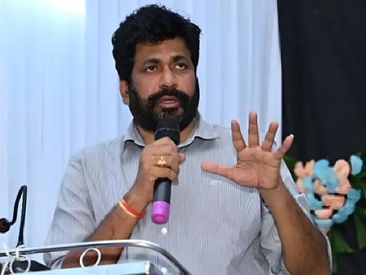 <p>शेतकऱ्यांनी आत्महत्या करण्यापेक्षा...: बच्चू कडू यांचे खळबळजनक विधान  </p>

