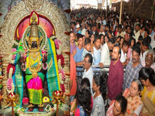 <p>अंबाबाई दर्शन : भाविकांनी रविवारी ओलांडला ८१ हजारांचा टप्पा...</p>
