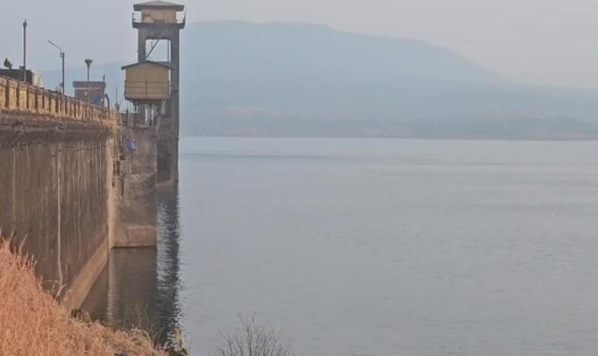 <p>काळम्मावाडी धरणाची सुरक्षा रामभरोसे...</p>
