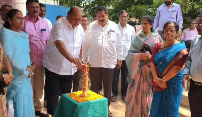<p>मुरगूड ग्रामीण रुग्णालयातील महा डायलेसिस केंद्राचे उद्घाटन...</p>
