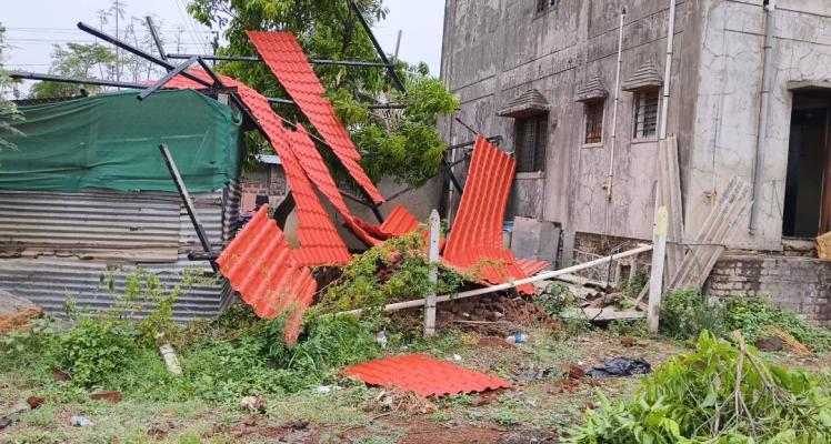 <p>तासगाव परिसराला वादळी वाऱ्याचा तडाखा...पाच लाखाचे नुकसान</p>
