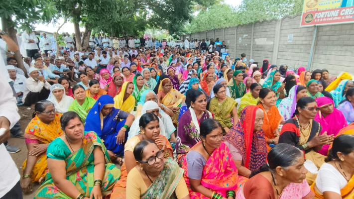 <p>खिद्रापुरात ग्रामस्थांचे धरणे आंदोलन सुरु...</p>
