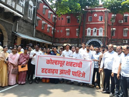 <p>&ldquo;हद्दवाढीवर चर्चा करा, नाहीतर स्थगन प्रस्ताव&rdquo;; काँग्रेसचा महापालिकेबाहेर इशारा</p>
