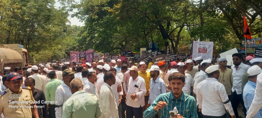 <p>गुंड प्रवृत्तीच्या पुजाऱ्यांची कायमस्वरूपी हाकलपट्टी करा : मागणीसाठी परिते ग्रामस्थांचा मोर्चा&nbsp;</p>
