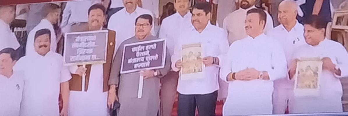 <p>अधिवेशन : विधिमंडळाच्या पायऱ्यांवर घोषणाबाजी करत विरोधकांचे&nbsp;आंदोलन&nbsp;</p>
