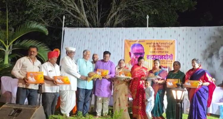 <p>मुरगुडमध्ये 'ब्रह्मज्ञानयोगी' ग्रंथाचे मोफत वितरण...</p>
