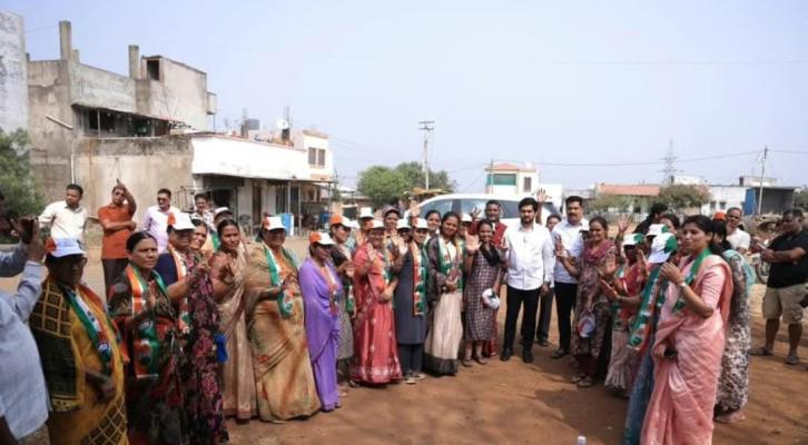 <p>उजळाईवाडीमध्ये उमेदवारांच्या प्रचारार्थ ऋतुराज पाटील यांनी मतदारांशी साधला संवाद...</p>
