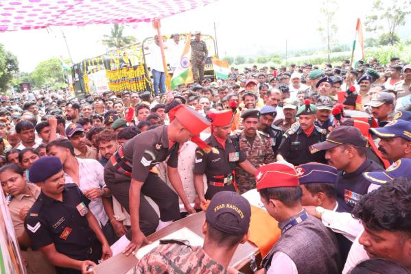 <p>शहीद विक्रम चव्हाण यांच्या पार्थिवावर शासकीय इतमामात अंत्यसंस्कार</p>
